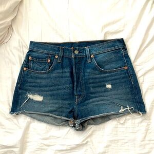 Levi 501 denim shorts. NWOT 5 pocket Frayed Bottom distressed Button Fly Size 30